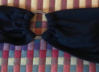 Braga de bikini negra con anillas