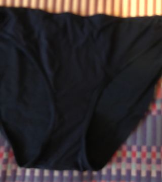 Braga de bikini negra con anillas