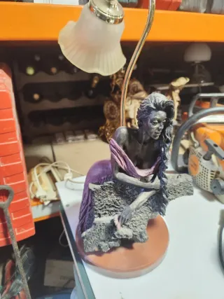 Lámpara de mesa figura mujer