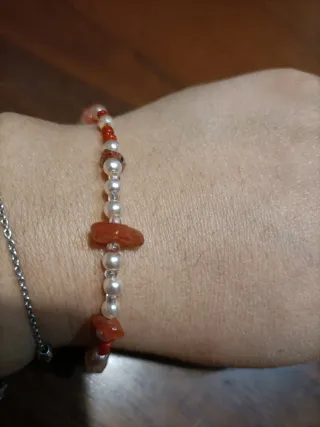 Bracciale perline colore corallo e bianche