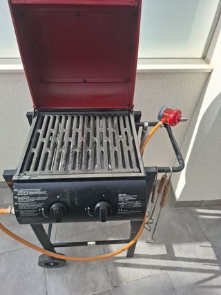 Barbacoa de gas negra y roja