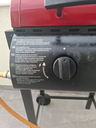 Barbacoa de gas negra y roja