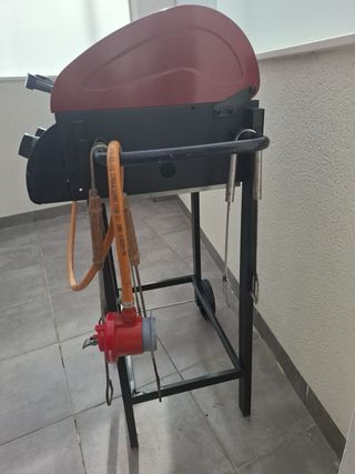 Barbacoa de gas negra y roja