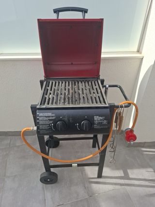 Barbacoa de gas negra y roja