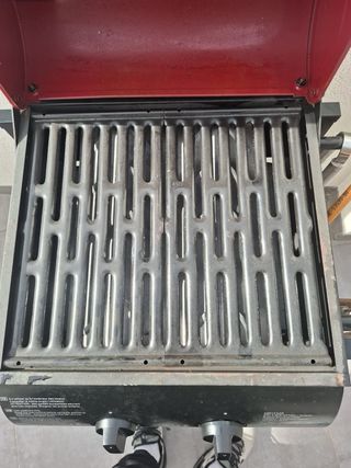 Barbacoa de gas negra y roja