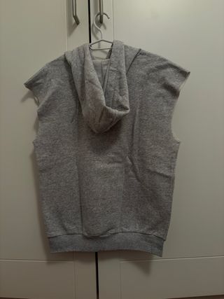 Sudadera gris sin mangas con capucha