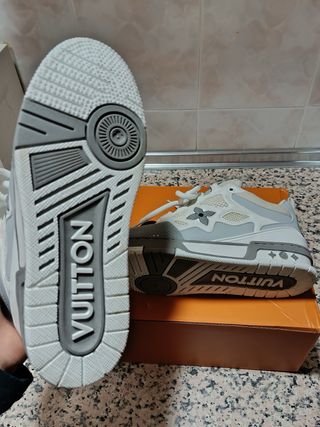 Sneakers Louis Vuitton grigie e bianche