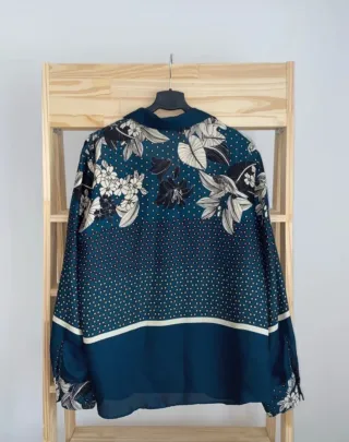 Camisa estampada de flores marca Zara Basic