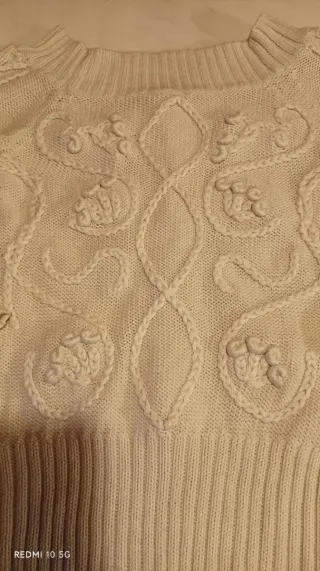 Camisola de malha creme com relevos