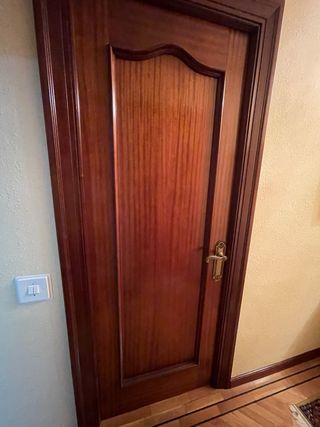 Puerta madera maciza con manecillas