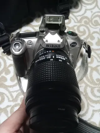 Cámara Nikon F55 con objetivo 80-200mm