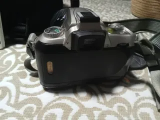 Cámara Nikon F55 con objetivo 80-200mm