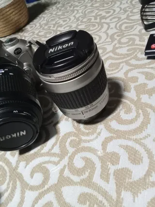 Cámara Nikon F55 con objetivo 80-200mm