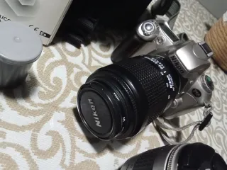 Cámara Nikon F55 con objetivo 80-200mm