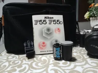 Cámara Nikon F55 con objetivo 80-200mm