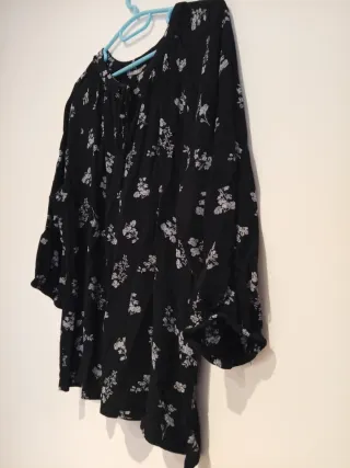 Blusa negra y blanca estampada floral T / M