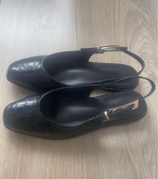 Zapatos negros slingback efecto piel