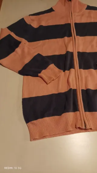 Casaco de malha com fecho novo, nunca foi usado.