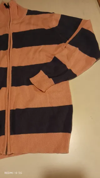 Casaco de malha com fecho novo, nunca foi usado.