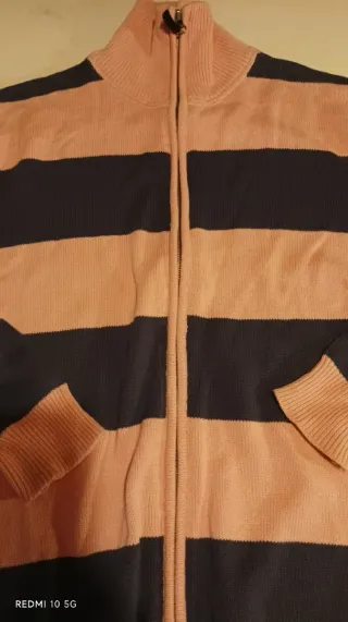 Casaco de malha com fecho novo, nunca foi usado.