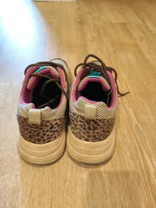 Zapatillas deportivas beige y marrón