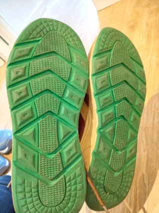 Zapatillas deportivas beige y marrón