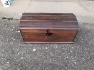 Baúl de madera antiguo con cerradura