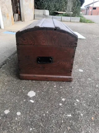 Baúl de madera antiguo con cerradura