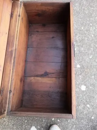 Baúl de madera antiguo con cerradura