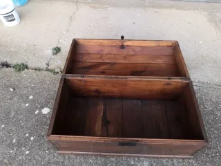 Baúl de madera antiguo con cerradura