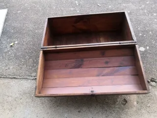Baúl de madera antiguo con cerradura