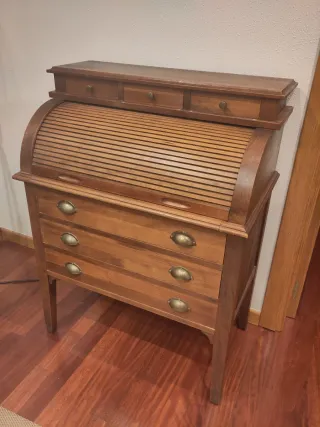 Cómoda de estilo antiguo de madera