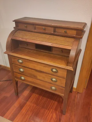 Cómoda de estilo antiguo de madera