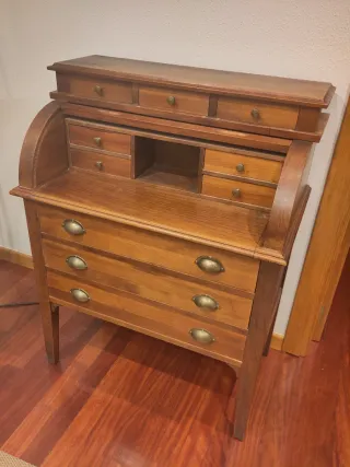 Cómoda de estilo antiguo de madera