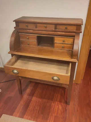 Cómoda de estilo antiguo de madera