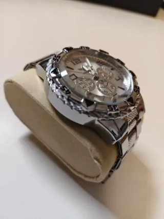 Reloj plateado de pulsera