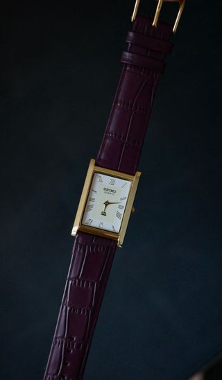 Reloj Seiko Dorado Rectangular Correa Burdeos