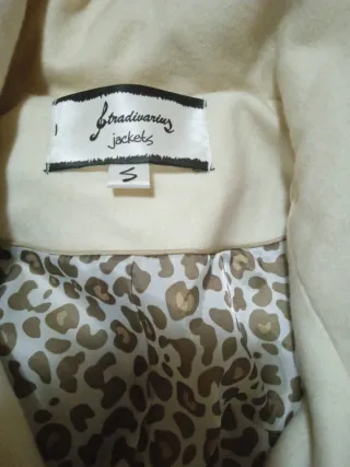 2 abrigos de Benetton y Stradivarius