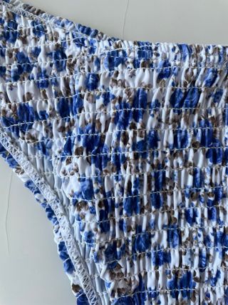 Bikini azul y blanco con estampado floral