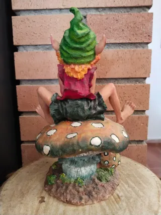 Figura de elfo en seta