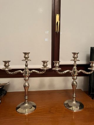 Candelabros de metal plateado