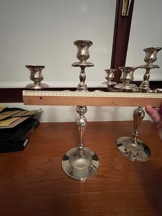 Candelabros de metal plateado