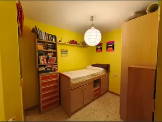 Cama juvenil con armario y cajones.