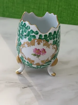 Vaso Porcellana a forma di uovo decorato.