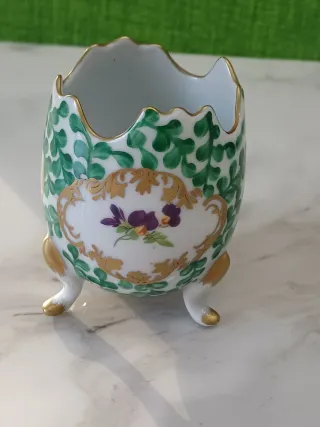 Vaso Porcellana a forma di uovo decorato.