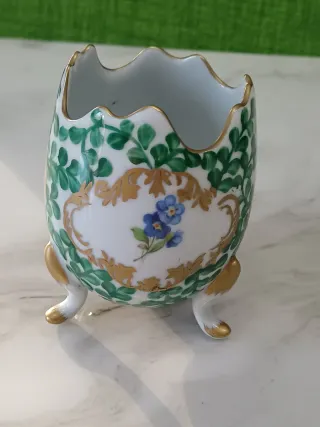 Vaso Porcellana a forma di uovo decorato.