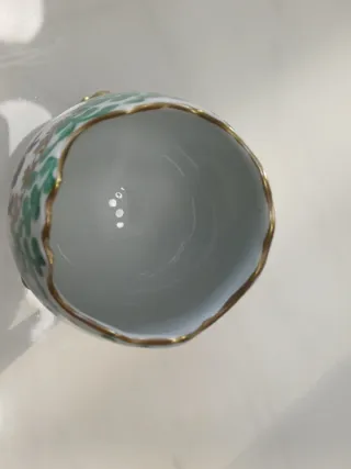 Vaso Porcellana a forma di uovo decorato.