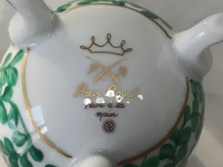 Vaso Porcellana a forma di uovo decorato.