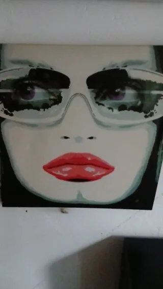 Cuadro Mujer con Gafas y Labios Rojos