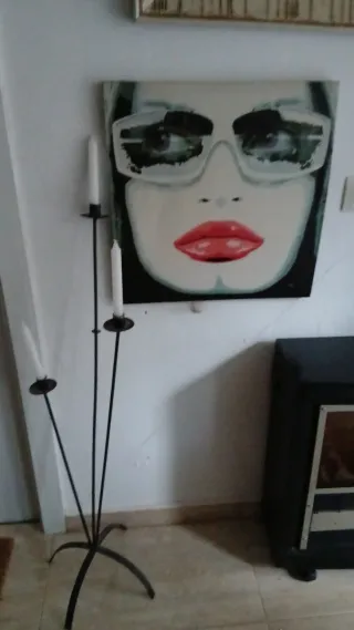 Cuadro Mujer con Gafas y Labios Rojos